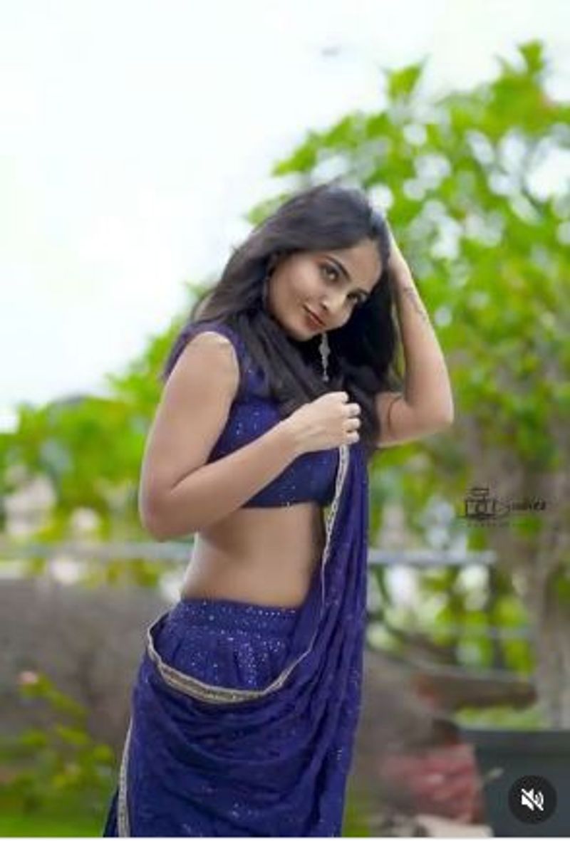 బ్లూ హాఫ్ శారీలో కేక పెట్టిస్తున్న అనన్య నాగళ్ల.