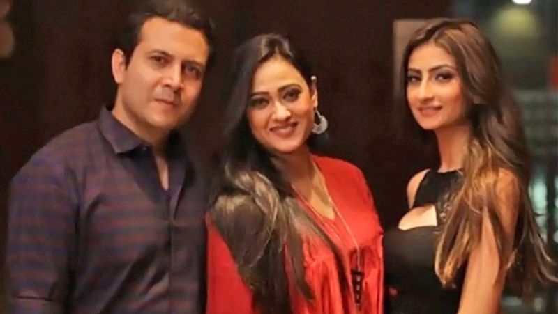 श्वेता की पहली शादी 19 साल की उम्र में साउथ फिल्म इंडस्ट्री के एक्टर और फिल्म प्रोड्यूसर राजा चौधरी से हुई थी। 1999 में दोनों ने लव मैरिज की थी। इस शादी का श्वेता की फैमिली ने काफी विरोध भी किया था लेकिन कपल ने फैमिली की परवाह न करते हुए ये शादी रचाई थी। बाद में उन्होंने दूसरी शादी अभिनव कोहली से की थी।