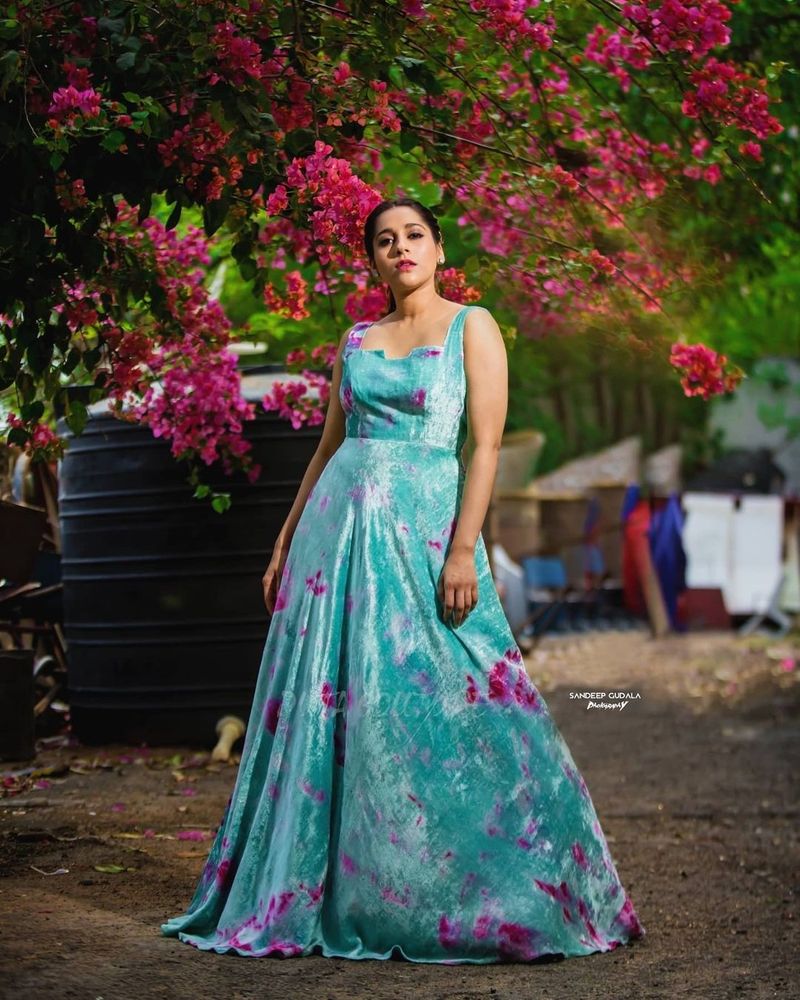బ్యాక్ అందాలను చూపిస్తూ కుర్రాళ్లకి కైపెక్కిస్తుంది రష్మీ. ఇవి ఎంతటి సెక్సీగా ఉన్నాయో ప్రత్యేకంగా చెప్పక్కర్లేదు. సోషల్ మీడియాని షేక్ చేస్తున్నాయి.