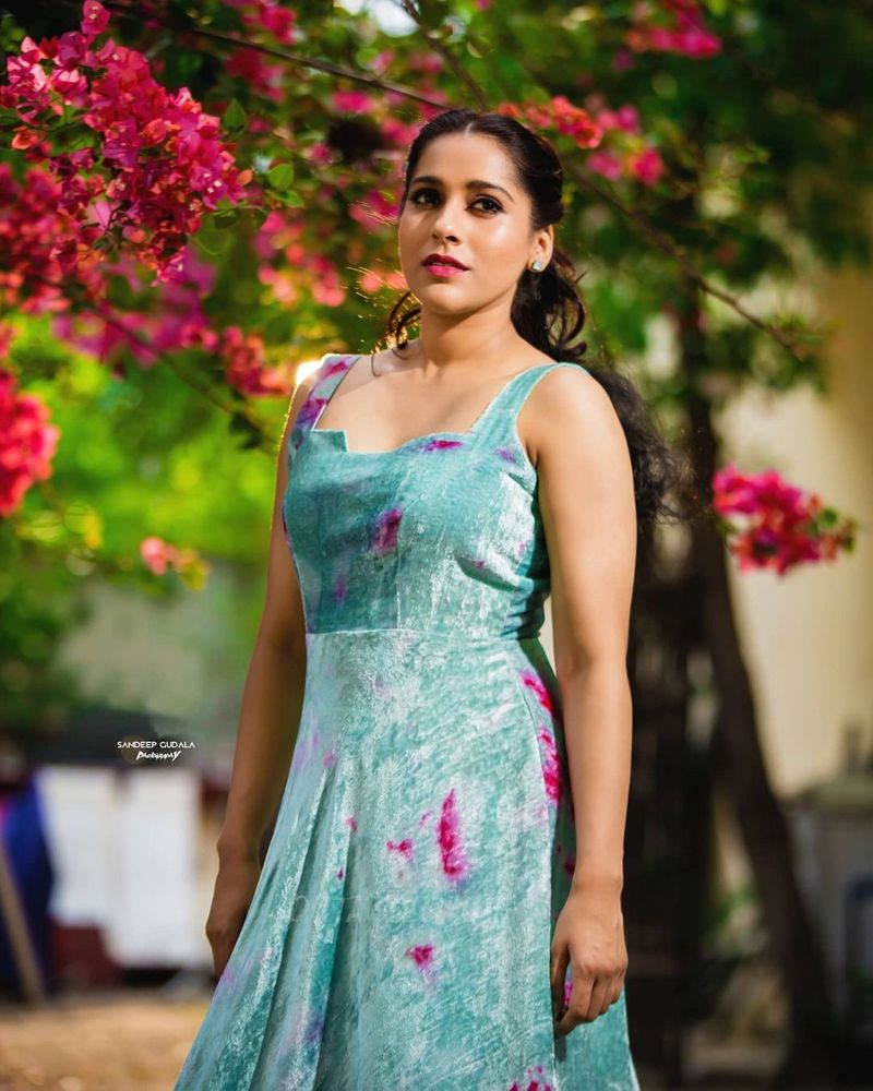 రష్మీ చూపులు చురకత్తులు అనేలా ఉంది. చూపులతోనే చంపేస్తుంది. లేటెస్ట్ రష్మీ గ్లామర్ ఫోటోలు మొత్తం పిచ్చెక్కిస్తున్నాయి. కుర్రాళ్లని రెచ్చగొడుతున్నాయి.