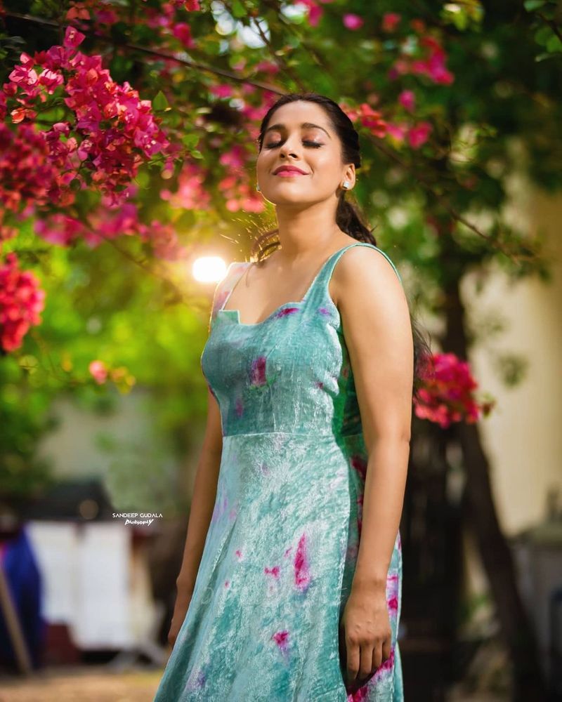 ప్రతి షోలోనూ వీరి మధ్య స్పెషల్ సీన్స్ పెడుతూ రక్తికట్టిస్తుంటారు షో నిర్వహకులు.