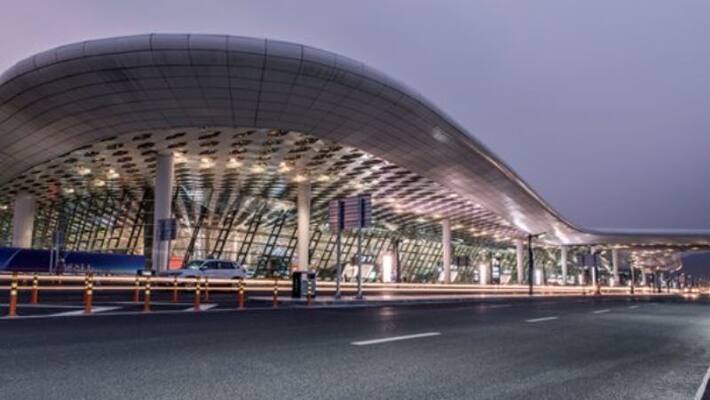 a restaurant employee test positive for covid 19 , 400 flights canceled at an airport in China a restaurant employee test positive for covid 19 , 400 flights canceled at an airport in China