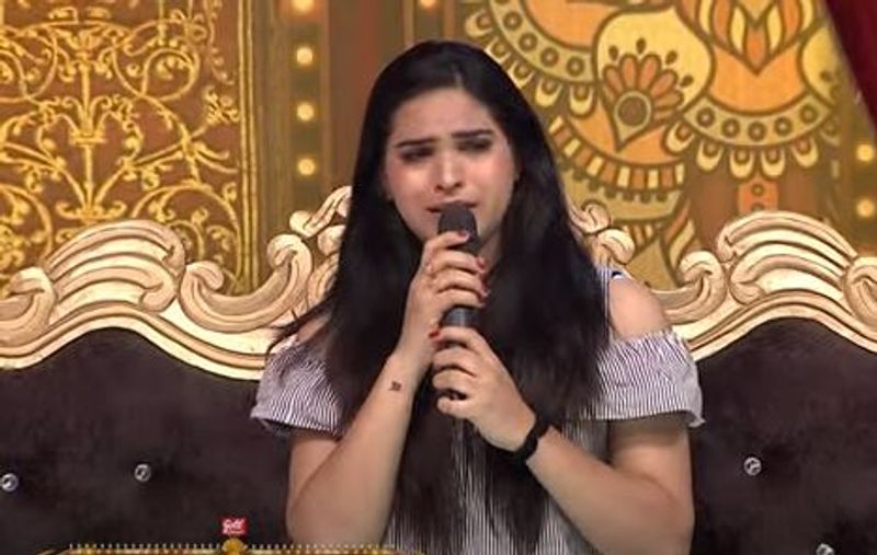 ఒకప్పుడు `జబర్దస్త్` కమెడీయన్గా రాణించి జెండర్(లింగ మార్పిడి) చేసుకున్న ప్రియాంక తన నాన్నకి చిన్నప్పుడే కళ్లు పోయాయని తెలిపింది. తాను జెండర్ మార్చుకున్నాననే విషయం వాళ్ల నాన్నకి తెలియదని, తెలిస్తే ఏం జరుగుతుందో తెలియదు. ఒక్కసారి నాన్నని గట్టిగా పట్టుకుని హగ్ చేసుకోవాలని, ఏడ్వాలని ఉందంటూ కన్నీళ్లు పెట్టుకుంది ప్రియాంక.