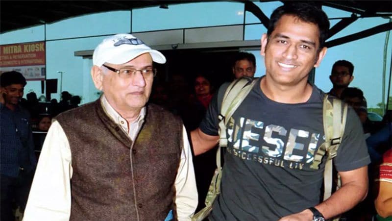पान सिंह धोनी
एमएस धोनी के पिता मेकॉन में जूनियर मैनेजर के तौर पर काम करते थे। उनका पूरा परिवार रांची के एक छोटे से मकान में रहता था, लेकिन पिता ने अपने बच्चों के लिए किसी चीज की कमी नहीं होने दी। धोनी के रेलवे की नौकरी छोड़ने के बाद भी उन्होंने उनका पूरा सपोर्ट किया।
