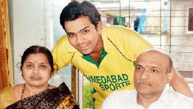 गुरुनाथ शर्मा
रोहित के पिता एक ट्रांसपोर्ट फर्म के स्टोरहाउस में केयरटेकर का काम करते थे। उनके पिता की कम आय के कारण मुंबई के बोरीवली में उनके दादा-दादी और चाचाओं ने उनका पालन-पोषण किया। हालांकि, उनके पिता हमेशा उनके लिए सपोर्ट करते रहें और बेटे को एक सफल क्रिकेटर बनाने में अहम रोल निभाया।