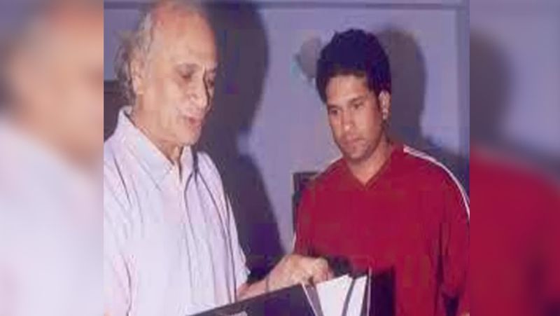 रमेश तेंदुलकर
सचिन के पिता एक प्रसिद्ध मराठी उपन्यासकार थे। उनका निधन 1999 क्रिकेट वर्ल्ड कप के दौरान हुआ था। सचिन जब अपने पिता का अंतिम संस्कार कर वर्ल्ड कप में वापस लौटे, तो उन्होंने अगले ही मैच में शतक बनाया और इस शतक को अपने पिता को डेडीकेट किया।