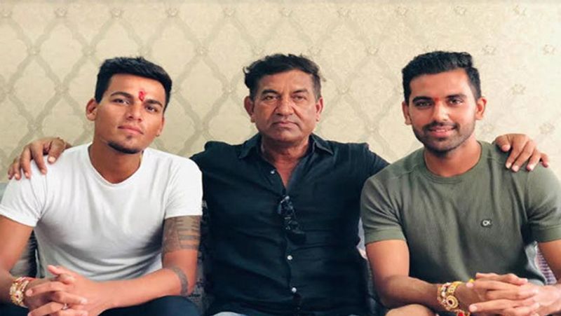 लोकेन्द्र सिंह चाहर
दीपक चाहर के पिता एयरफोर्स में नौकरी किया करते थे। वह बचपन में एयरफोर्स कॉम्पलेक्स में अपने बेटे को क्रिकेट खिलाने ले जाया करते थे। हालांकि कुछ समय बाद उनका ट्रांसफर हो गया। बेटे को ट्रेनिंग देने के लिए वह नौकरी छोड़कर परिवार के पास आगरा आ गए और उन्होंने अपने बेटे दीपक के साथ ही अपने भाई के बेटे राहुल चाहर को भी ट्रेनिंग दी।