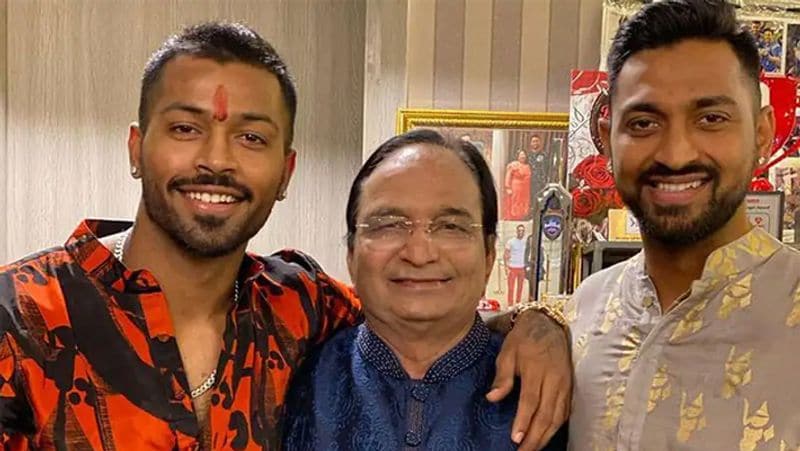 हिमांशु पंड्या
इस साल भारतीय टीम के ऑलराउंडर हार्दिक और क्रुणाल पंड्या के पिता हिमांशु पंड्या का निधन हो गया था। हिमांशु हमेशा से ही अपने बच्चों को एक सफल क्रिकेटर बनाना चाहते थे। लेकिन जब हार्दिक 5 साल के थे, तो उनके पिता का काम-धंधा चौपट हो गया था। पूरा परिवार एक टाइम के खाने के लिए भी मोहताज हो गया था। ऐसे में पिता पैसे बचा-बचाकर हार्दिक और क्रुणाल को क्रिकेट की कोचिंग दिलवाने ले जाते थे।