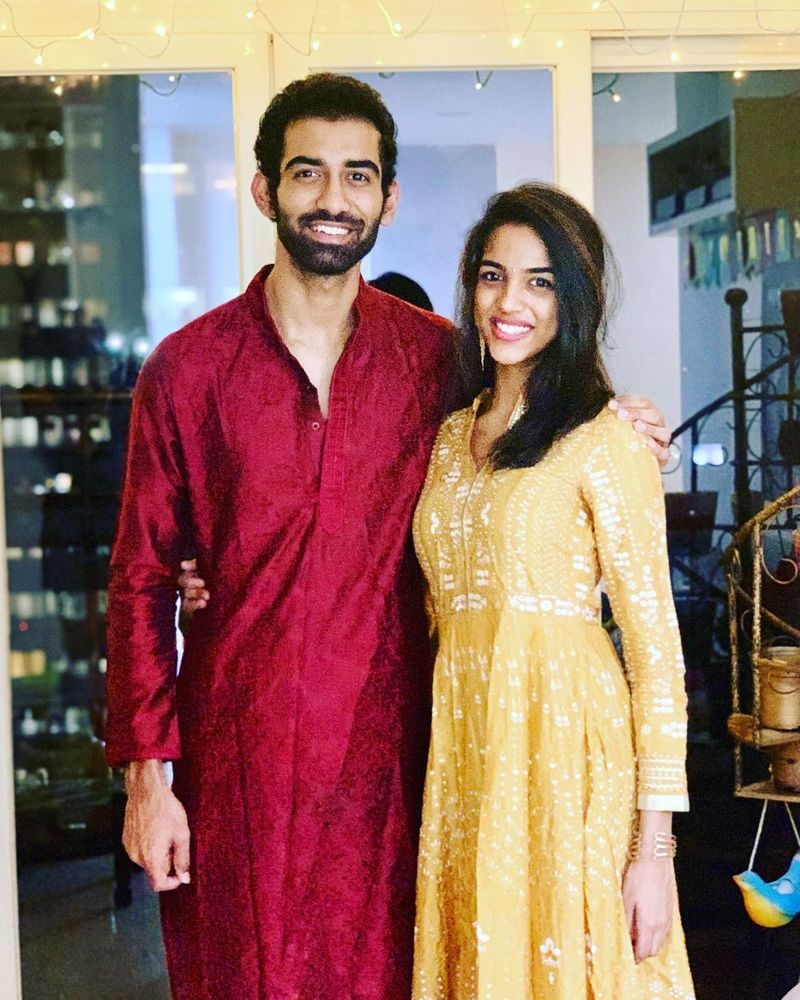 మంచి హైట్, రూపం కలిగిన శ్రేయ హీరోయిన్ గా కూడా చక్కగా సరిపోతారు. బర్త్ డే నాడు సింగర్ సునీత పంచుకున్న శ్రేయ ఫోటో చూస్తే ఈ విషయం అర్థం అవుతుంది.