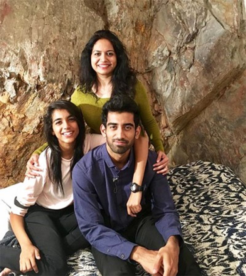 పిల్లలు శ్రేయ, ఆకాష్ దగ్గరుండి సునీత వివాహం ఘనంగా చేశారు. రామ్ తో సునీత హ్యాపీ లైఫ్ అనుభవిస్తున్నారు.