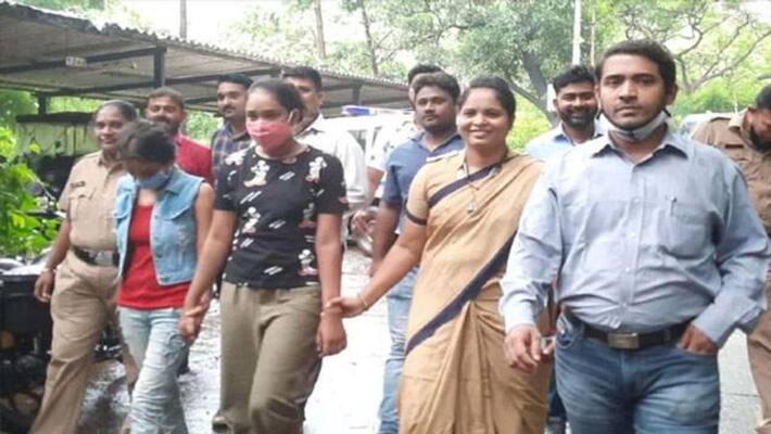 two lady serial actresses commits robbery police arrest them ksr two lady serial actresses commits robbery police arrest them ksr