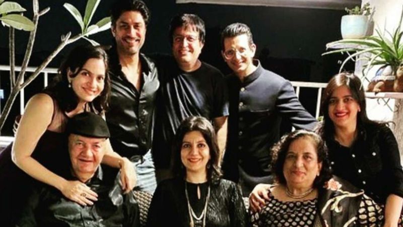 प्रेम चोपड़ा की तीन बेटियां हैं रकिता, पुनीता और प्रेरणा। उनकी बड़ी बेटी की शादी स्क्रीन राइटर राहुल नंदा से हुई। पुनीता की शादी विकास भल्ला से हुई और छोटी बेटी प्रेरणा की शादी शरमन जोशी से हुई है।

