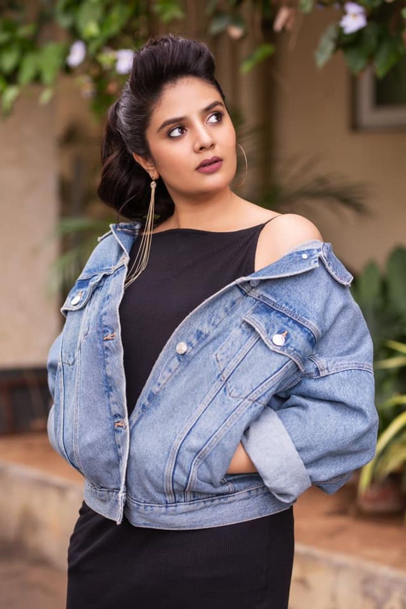 ఒకప్పుడు యాంకర్ అంటే వాక్ చాతుర్యం, మంచి ఎక్స్ ప్రెషన్స్. ఇప్పుడు యాంకర్ అంటే అందం, దాన్ని చూపించగల తెగువ. పొట్టిబట్టలలో రెచ్చిపోతే చాలు స్టార్ యాంకర్ ఐపోవచ్చు అన్నమాట .