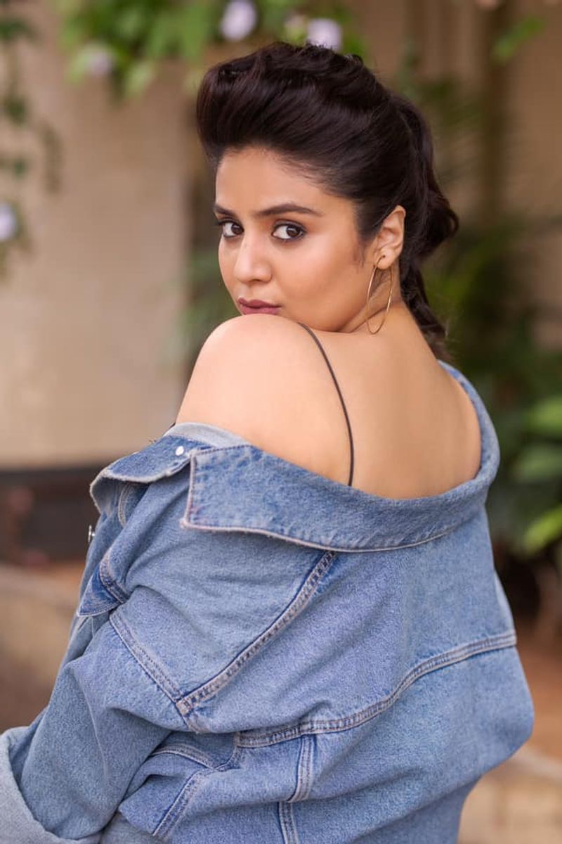 డిమాండ్ ఉన్నప్పుడే తమ ఫేమ్ ఉపయోగించుకుని బ్యాంకు బ్యాలన్స్ లు, కార్లు, ఇళ్ళు బంగ్లాలు సంపాదించుకుంటారు. స్టార్ యాంకర్ శ్రీముఖి అదే పనిలో ఉన్నారు. ఆదాయం వచ్చే ఏ మార్గాన్ని ఆమె వదలడం లేదు.