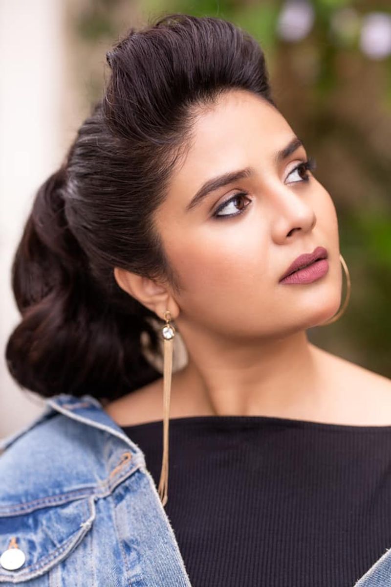 పటాస్ షో ద్వారా బుల్లితెరకు పరిచయమైన శ్రీముఖి తక్కువ కాలంలోనే స్టార్ యాంకర్ హోదాకు చేరుకున్నారు. ప్రస్తుతం టాప్ ఫైవ్ యాంకర్స్ లో శ్రీముఖి కూడా ఒకరు.