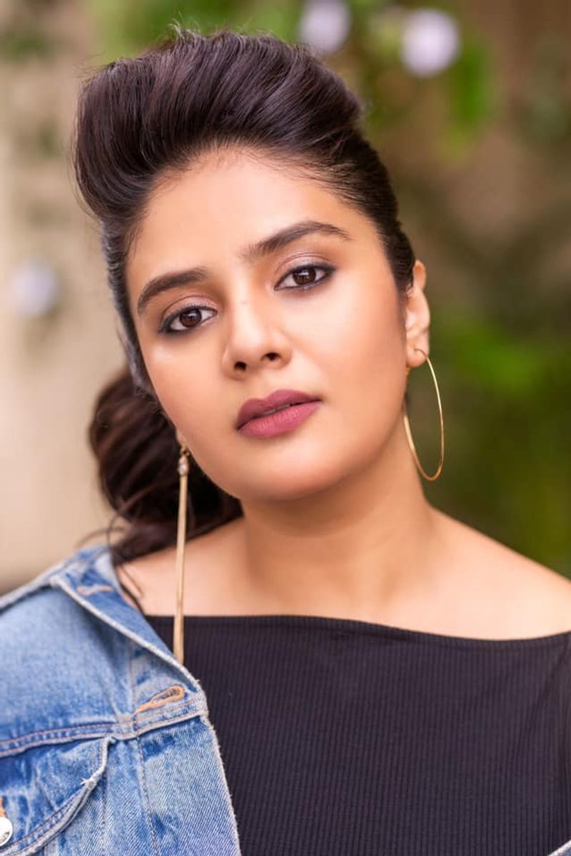 ఇక భారీగా ఫేమ్ పెంచుకున్న శ్రీముఖి హీరోయిన్ గా కూడా బిజీ అయ్యే సూచనలు కనిపిస్తున్నాయి. ఆమె సోలో హీరోయిన్ గా నటించిన క్రేజీ అంకుల్స్ విడుదల కావాల్సి ఉంది.