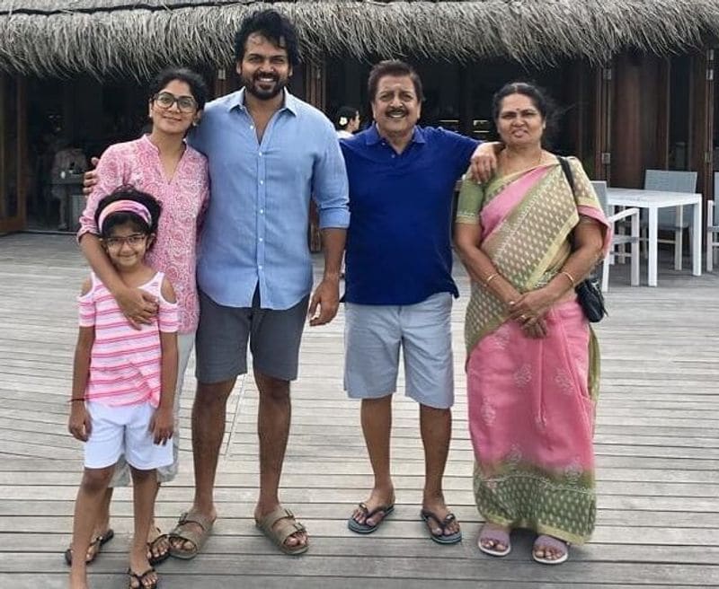தன்னுடைய தந்தை மற்றும் மகளுடன் நடிகர் கார்த்தி 