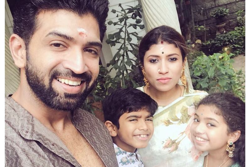 fathers மகிழ்ச்சியாக பிள்ளைகளுடன் தந்தையர் தினத்தை சிறப்பிக்கும் அருண் விஜய் 