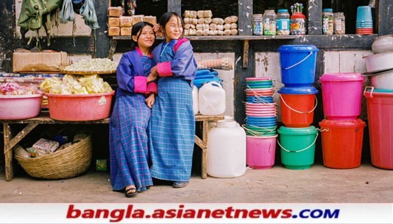  সারাবছরই ভুটান ঘুরতে যাওয়ার জন্য মনোরম জায়গা। তবে বিশেষ করে শীতকালে ভারতীয় পারো-থিম্পুর সৌন্দর্য উপভোগ করতে পাড়ি দেন ড্রাগনভূমিতে। অল্পখরচে বিদেশ ভ্রমণের সাধও পূরণ হয়।
