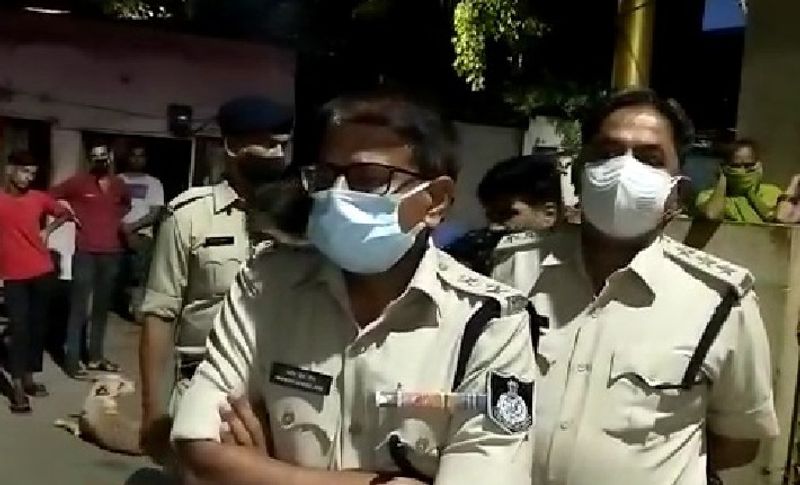 वारदात के वक्त मौके पर मौजूद युवती के भाई ने बताया कि वह अलग कमरे में सो रहा था। तभी नवीन गाली-गलौज करते हुए घर में घुसा और दीवार पर फायर करते हुए मेरी बहन से विवाद करने लगा। जब मैंने उसे झगड़ने से मना किया तो कहने लगा बाहर जाओ नहीं तो तू भी नहीं बचेगा। मैं जब तक बाहर आया, तब तक वह बहन पर गोली चला चुका था। बाद में उसने खुद को भी उड़ा लिया।
