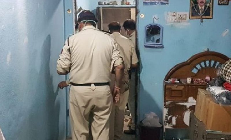 दरअसल, यह दर्दनाक वारदात शनिवार देर रात इंदौर के छत्रीपुरा क्षेत्र के आदर्श इंदिरा नगर में सामने आई है। जहां 26 साल का प्रेमी नवीन परमार ने अपनी प्रेमिका के घर में उसे जाने से मारने के इरादे से घुसा था। लेकिन वह तो किसी तरह बच गई, लेकिन खुद आरोपी की मौके पर मौत हो गई। दोनों के बीच पिछले एक दो साल से प्रेम प्रसंग चल रहा था। वह शादी करने वाले थे, लेकिन युवती के घरवालों ने कुछ दिन पहले उसकी सगाई कहीं और कर दी थी। इस बात से युवक गुस्सा था और वह बंदूक लेकर प्रेमिका के घर पहुंच था।
