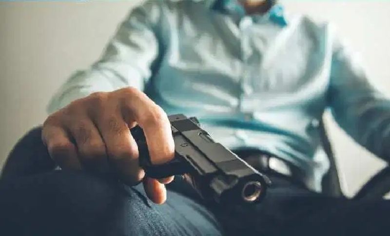 पुलिस जांच मे सामने आया है कि युवक-युवती एक ही कंपनी में काम करते थे, इसी दौरान दोनों में दोस्ती हुई और नजदीकियां बढ़ गईं। युवक शादी करना चाहता था, इसके लिए उसने लड़की को एक अंगूठी भी दी थी। लेकिन जब युवकी की कहीं और सगाई हो गई तो वह उसको और खुद को खत्म करने के लिए पहुंच गया।