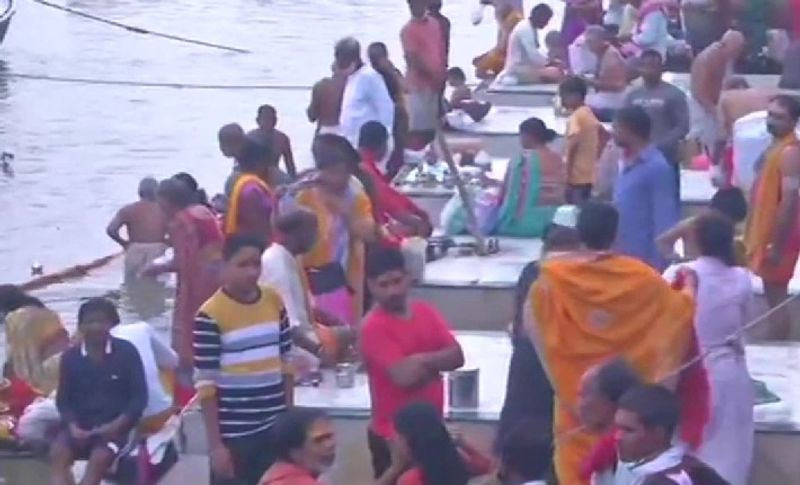यूपी के फर्रुखाबाद में पांचाला घाट पर हजारों की संख्या में श्रद्धालुओं पहुंचे। लेकिन इस स्नान की आड़ में लोगों की लापरवाही भी देखने को मिली। हालांकि, गंगा दशहरे के चलते प्रशासन ने व्यवस्था तो की थी, लेकिन भीड़ इतनी ज्यादा थी कि कोरोना गाइडलाइन टूटती नजर आई। यहां श्रद्धालु आधी रात से ही जुटना शुरू हो गए थे।

