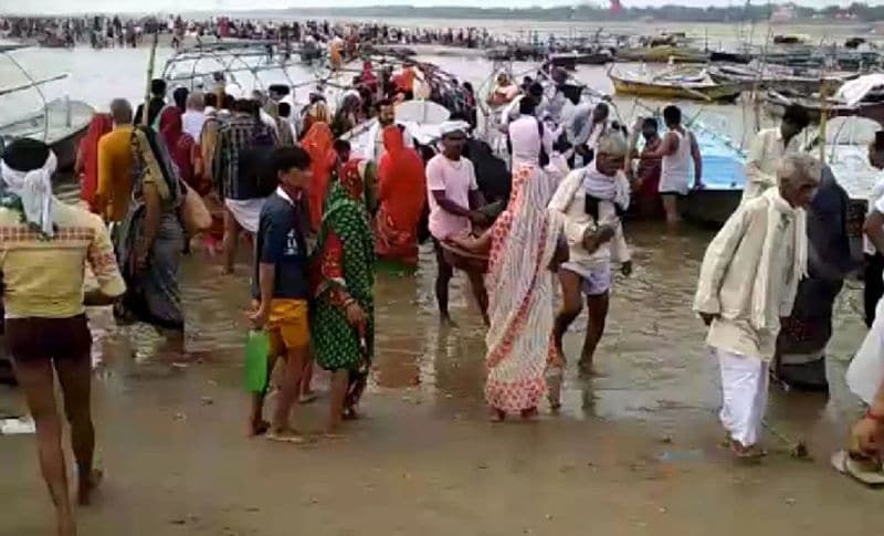 संगम का तट वीकेंड कोरोना कर्फ्यू के बावजूद भी हज़ारों की भीड़ इकट्ठा हो गई। ना तो उनमें कोरोना का खौफ दिखा और ना ही पुलिस का कोई डर। भीड़ बेफिक्री के साथ कोरोना के नियम तोड़ते दिखाई दी। प्रशासन कुछ नहीं कर पाया। लोग इस तरह घूमते देखे कि कोरोना अब पूरी तरह से खत्म हो गया है।
