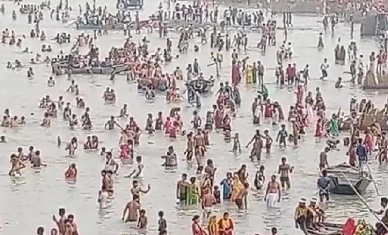 दरअसल, मोक्षदायिनी और जीवनदायिनी कही जाने वाली राष्ट्रीय नदी गंगा का आस अवतरण दिवस है। जिसे पूरी श्रद्धा और आस्था के साथ मनाया जाता है। इस मौके पर श्रद्धालु गंगा की धारा में आस्था की डुबकी लगाकर पूजा-पाठ और दान-पुण्य करते हैं। लेकिन कोरोना महामारी के चलते सभी सांस्कृतिक धार्मिक आयोजन और मेलों पर प्रतिबंध लगा हुआ है। ताकि लोगों की भीड़ नहीं जुटे। लेकिन यूपी में तमाम गंगा के घाटों भारी संख्यां में भीड़ देखी जा रही है।