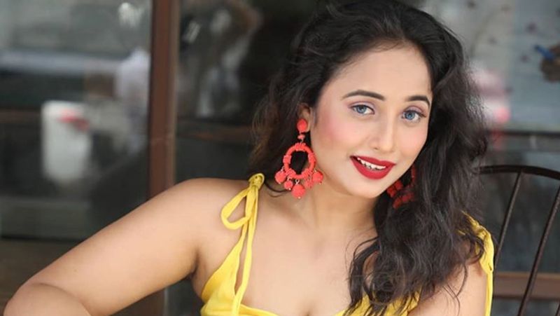 रानी ने बताया था कि फिल्म की शूटिंग के लिए वो बाहर गई थीं। वहां, उन्हें मंदिर में सिर पटकने का सीन शूट करना था। डायरेक्टर को लगा कि उनके नाम की वजह से दिक्कत आ सकती है। शूटिंग के दौरान मौजूद लोगों और मीडिया ने जब एक्ट्रेस का नाम पूछा तो डायरेक्टर ने बोल दिया 'रानी'।