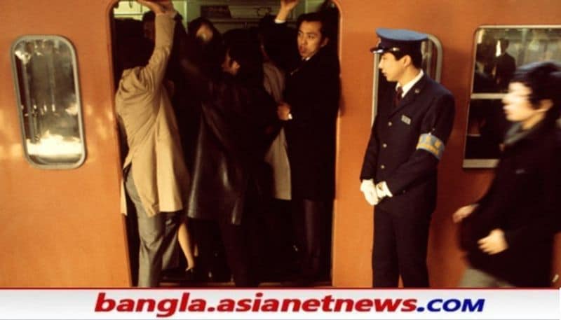 রাজ্যের লোকাল ট্রেনে হামেশাই এই দৃশ্য দেখা যায়। লোক উঠতে চাইছে কিন্তু ট্রেনের গেট অবধি ভর্তি যাত্রী। তখন বাইরে থেকে অপর যাত্রী স্টেশনে দাঁড়িয়ে ঠেলা দিয়ে ভিতরে চাপ দেয়। তবে এই কাজটাই সুটেড বুটেড হয়ে স্মার্ট ভাবে জাপানে করে আবার মাস মায়নেও পায়, যার নাম প্রফেশনাল পুশার।