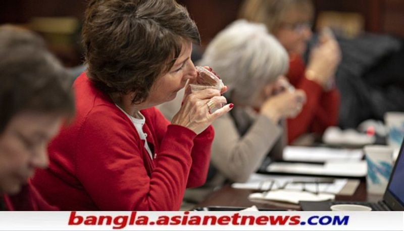 পৃথিবীতে আরও একটি আজব চাকরি হল ডিওড্রেন্ট টেস্টার। যারা সূক্ষ গন্ধের পার্থক্যও ধরে ফেলে। অবশ্য এইকাজেই তাঁরা দক্ষ। তাই তাঁদেরকে দিয়েই এই গন্ধ চেক করে নেওয়া হয়, প্রোডাক্ট লঞ্চ করার ঢের আগে। ডিওড্রেন্ট টেস্টারদেরও আচ্ছা খাসা মায়নে রয়েছে।
