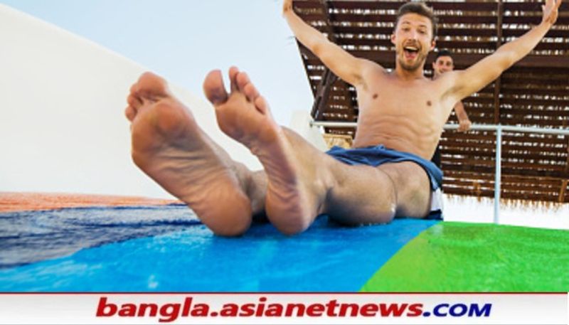 ওয়াটার স্লাইডিং করতে কে না ভালবাসে। ঘরের পাশেই রয়েছে ওয়াটার পার্ক। তবে আমাদের চড়ার ঢের আগে ট্রায়াল দেয় যারা, অর্থাৎ দুর্ঘটনা হওয়ার কোনও সম্ভবনা যাতে না থাকে , তাঁর জন্য যারা চেক করে পেমেন্ট পায়, তাঁদেরকে বলে ওয়াটার স্লাইডার টেস্টার। 