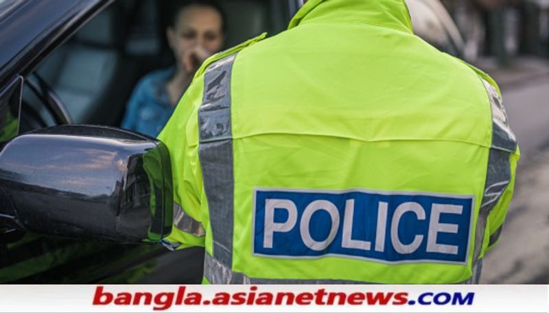 ইরানের এক আজব চাকরীর নাম হল 'কার প্লেট ব্লকার'। ইরানের গাড়ির নম্বর প্লেটের জোড় এবং বিজোড় সংখ্যা নিয়ে একটা অদ্ভুত পরিবর্তিত পলিসি আছে। যাতে যেকোন সময় রোডে হুট গাড়ি রেখে দিলে পুলিশ এসে তুলে নেবে। কিন্তু কথা হচ্ছে জনবহু ইরানে পুলিশ সবসময় বুঝবে কি করে। সেজন্য প্রচুর পরিমাণে সিসিটিভি লাগানো থাকে রাস্তায়। তাই আইনকে ফাঁকি দিয়ে গাড়ির মালিকরা যাতে তাঁদের গাড়ির নম্বর প্লেট ক্যামেরায় ধরা না পড়ে, তাই একজনকে নম্বর প্লেটের সামনে টাকা খরচ করে দাঁড় করিয়ে রাখে। তাঁকেই বলে 'কার প্লেট ব্লকার'।