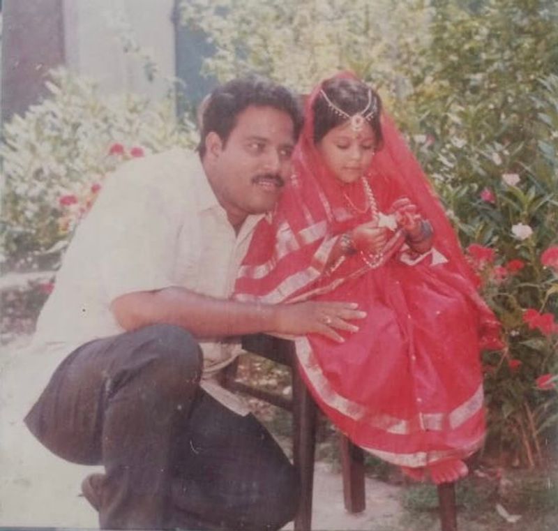 తండ్రితో ఉన్న అరుదైన చిత్రాన్ని పంచుకుంటూ ఫాదర్స్ డే విషెస్ చెప్పిన అంజలి.