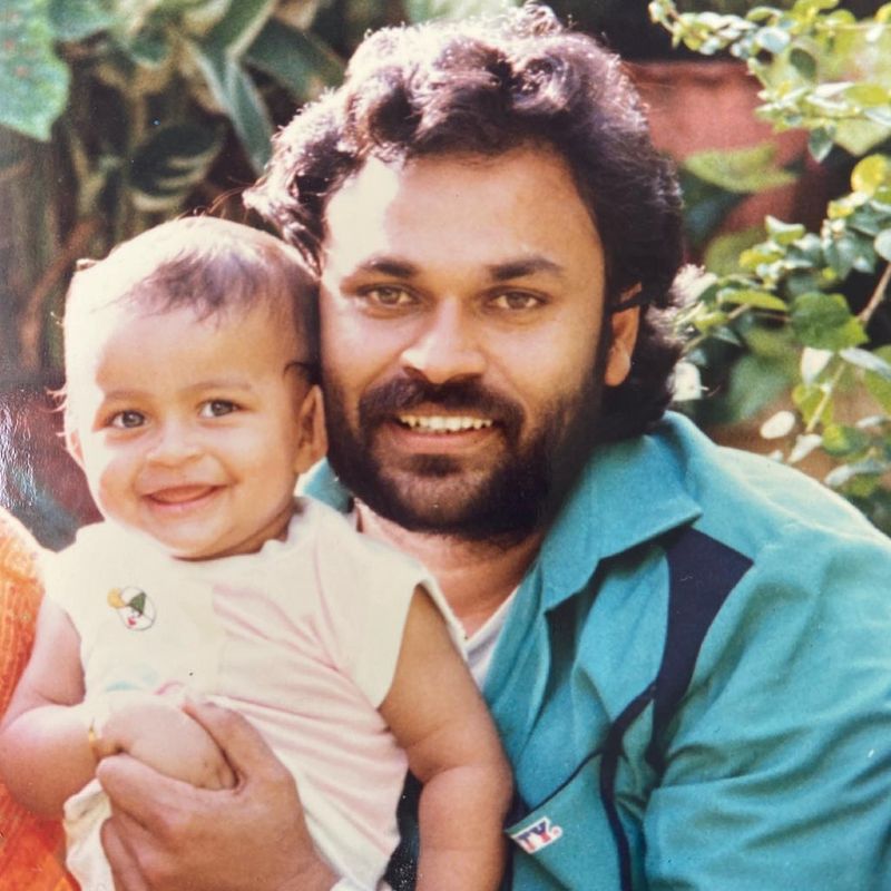 తన చిన్నప్పుడు తండ్రి నాగబాబుతో ఉన్న అరుదైన ఫోటోని పంచుకుంటూ ఫాదర్స్ డే శుభాకాంక్షలు చెప్పిన వరుణ్ తేజ్.