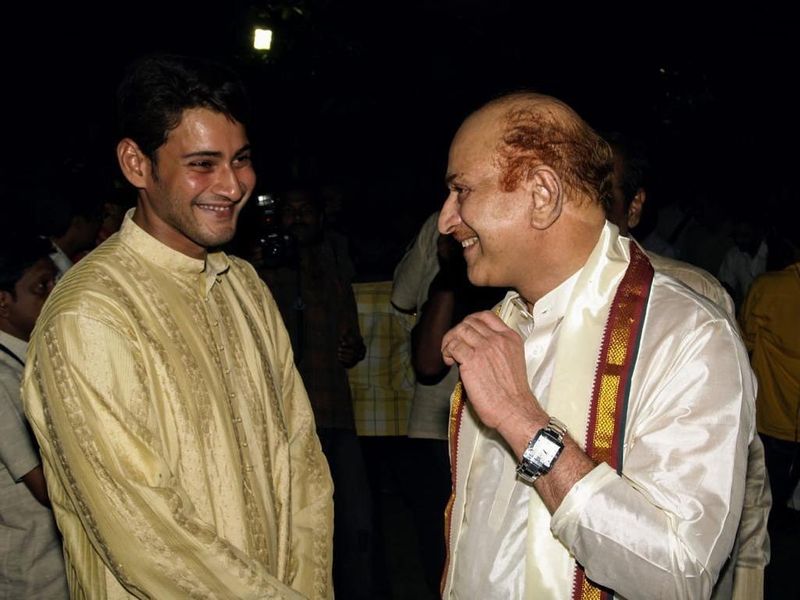 సూపర్ స్టార్ కృష్ణతో ఉన్న ఫోటోని పంచుకుంటూ తండ్రికి విషెస్ చెప్పిన నేటి సూపర్ స్టార్ మహేష్.