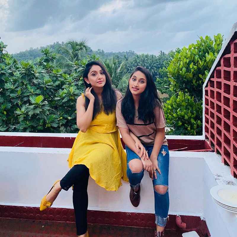 சும்மா ஹீரோயின் போல் இருக்கும் நித்யா தாஸ் மகள் 