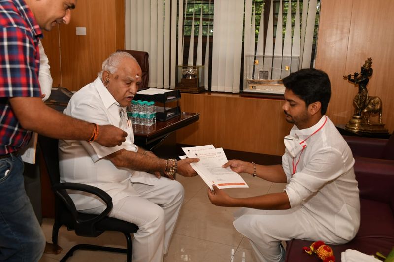 ಈ ಭೇಟಿ ವೇಳೆ ತಮ್ಮ ಜಿಲ್ಲೆಯ ಕೆಲ ಸಮಸ್ಯೆಗಳನ್ನ ಪರಿಹಾರ ಮಾಡುವಂತೆ ಸಿಎಂ ಬಿಎಸ್ವೈ ಅವರಿಗೆ ಮನವಿ ಮಾಡಿದರು.