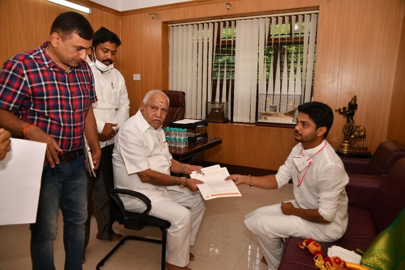 ಮಲೆನಾಡು ಸೇರಿದಂತೆ ಹಲವು ಕಡೆ ಅಂತರ್ಜಲದ ಮಟ್ಟ ಕುಸಿದಿದೆ. ನೀಲಗಿರಿ, ಅಕೇಶಿಯ ಪ್ಲಾಂಟೇಶ್ ನಿಂದ ಸಾಕಷ್ಟು ಸಮಸ್ಯೆ ಆಗಿದೆ. ಹೀಗಾಗಿ ಅಕೇಶಿಯಾ ಮತ್ತು ನೀಲಗಿರಿ ಮಗಳನ್ನ ತೆಗೆದು ಹಣ್ಣಿನ ಗಿಡಗಳನ್ನ ಬೆಳಿಸಿದ್ರೆ ಪ್ರಾಣಿ-ಪಕ್ಷಿಗಳಿಗೆ ಅನುಕೂಲ ಆಗುತ್ತೆ ಅಂತ ಮನವಿ ಮಾಡಿದರು. 