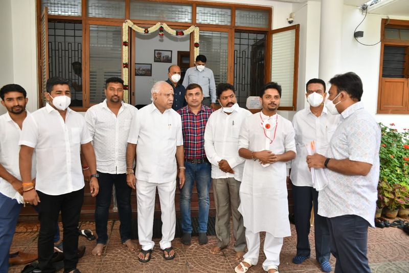 ಕೊಪ್ಪದಲ್ಲಿ ಇರೋ ಆಸ್ಪತ್ರೆಯನ್ನ ಮೇಲ್ದರ್ಜೆ ಏರಿಸಬೇಕು. ಕೊಪ್ಪದಿಂದ ಶಿವಮೊಗ್ಗ ಬರೋದಕ್ಕೆ ಒಂದೂವರೆ ಗಂಟೆಯಾಗುತ್ತೆ. ಇದ್ರಿಂದ ಸಾಕಷ್ಟು ಸಮಸ್ಯೆ ಆಗ್ತಿದೆ. ಹೀಗಾಗಿ ಅಲ್ಲಿನ ಆಸ್ಪತ್ರೆಯನ್ನ ಮೇಲ್ದರ್ಜೆಗೆ ಏರಿಸಬೇಕು ಎಂದು ಸಮಸ್ಯೆಗಳ ಮನವಿ ಪತ್ರ ನೀಡಿದರು.