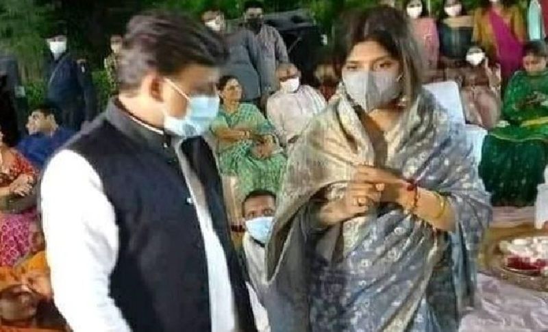 बता दें कि एक दिन पहले ही पहुंचे अखिलेश और डिंपल ने सभी रस्मों में मौजूद रहे। दोनों ने भात की रस्म निभाई। एक साथ जाकर भी दोनों ने दीपाली और अश्विनी को आशीर्वाद दिया।
