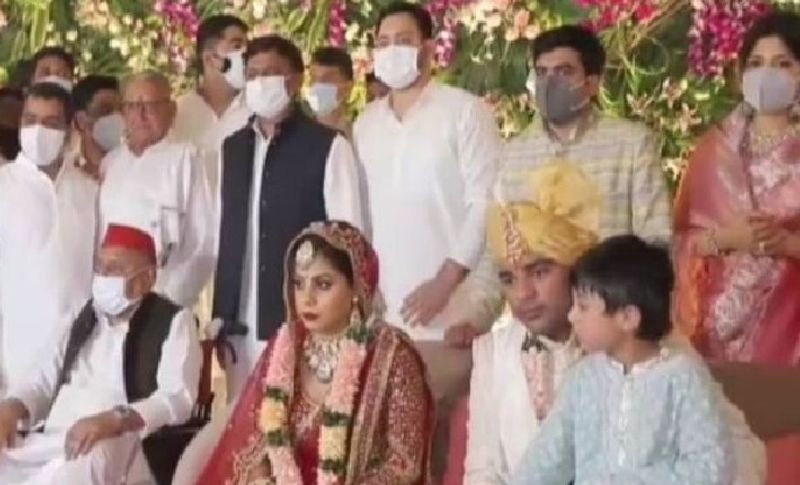 बता दें कि इस शादी में यादव परिवार के अधिकतर सदस्य एक दिन पहले ही सैफई पहुंच गए थे। अखिलेश यादव पत्नी डिंपल यादव और बच्चों के साथ शुक्रवार को यहां पहुंच गए थे। कल यहां रिश्तेदारों और आसपास के लोगों के लिए भोज का कार्यक्रम रखा गया था।
