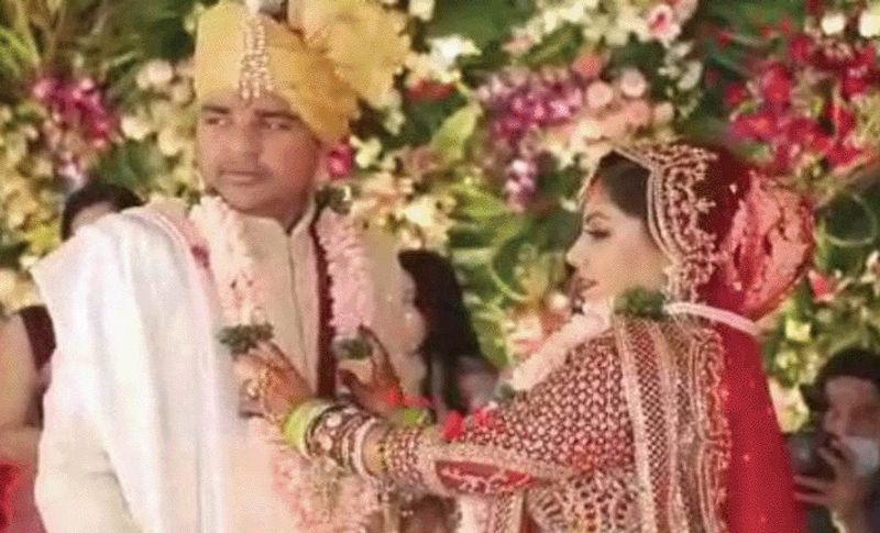 इस शादी के दौरान यूपी के पूर्व सीएम अखिलेश यादव और उनके चाचा शिवपाल यादव की सबसे ज्यादा चर्चा रही। क्योंकि दोनों में राजनीतिक मतभेज जो चल रहे हैं। दोनों ने एक साथ स्टेज पर जाकर दूल्हा-दुल्हन आशीर्वाद दिया। इस दौरान उनका आमना-सामना भी हुआ, लेकिन बात नहीं हुई। 