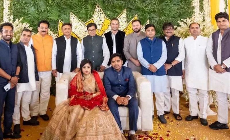 दीपाली का मार्च 2021 में सगाई का कार्यक्रम हुआ था। लोकिन कोरोना की वजह से शादी को आगे बढ़ा दिया गया था। तब भी कई दिग्गजों ने शिरकत की थी। यह तस्वीर उसी समय की है। हलांकि, शादी में कोविड को देखते हुए भीड़भाड़ से पूरी तरह से परहेज किया जा रहा है।