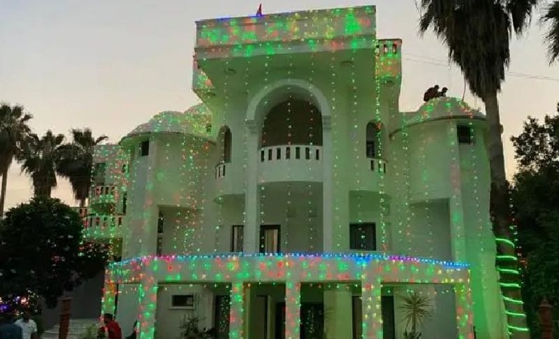 दीपाली की शादी के लिए सैफई को दुल्हन की तरह सजा हुआ है। मुलायम परिवार के सभी आवासों को रंग-बिरंगी लाइटें लगा दी गई हैं। पूरे गांव को फूलों की माला से भी सजाया गया है।
