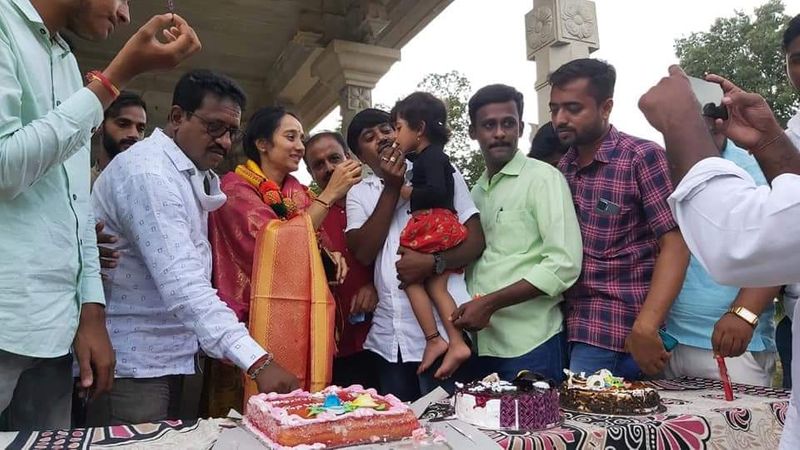 ಚನ್ನಪಟ್ಟಣದ ಮಹದೇಶ್ವರ ದೇವಸ್ಥಾನದಲ್ಲಿ ಕಾರ್ಯಕರ್ತರ ಜೊತೆಗೆ ಪತ್ನಿ ಬರ್ತ್ ಡೇ ಸೆಲೆಬ್ರೇಷನ್ ಮಾಡಿದ್ದಾರೆ.