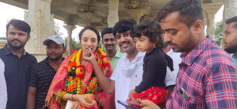ಕಾರ್ಯಕರ್ತರು ಆಯೋಜಿಸಿದ್ದ ಕಾರ್ಯಕ್ರಮದಲ್ಲಿ ಭಾಗಿಯಾಗಿದ್ದು, ಯಾವುದೇ ಸಾಮಾಜಿಕ ಅಂತರವಿಲ್ಲದೇ, ಮಾಸ್ಕ್ ಹಾಕದೇ ಕೊರೋನಾಗೆ ಡೋಂಟ್ ಕೇರ್ ಎಂದಿದ್ದಾರೆ.