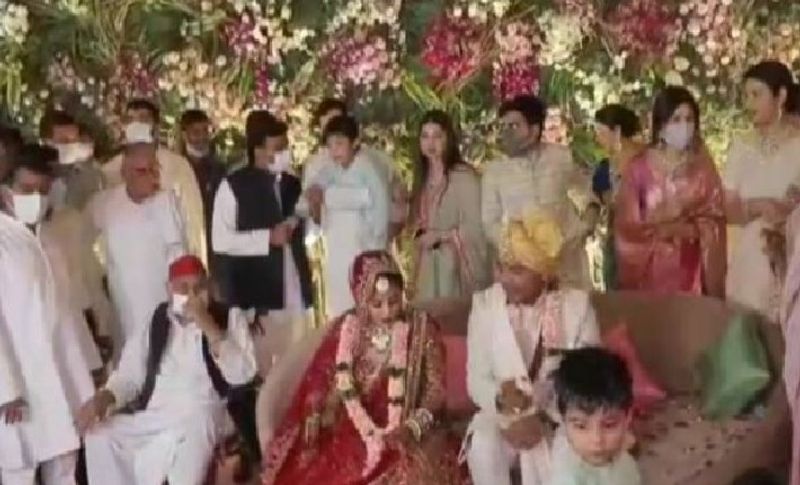 इस शादी समारोह में दूल्हा-दु्ल्हन को छोड़कर अधिकतर लोगों ने चेहरे पर मास्क लगाया हुआ था। खुद मुलायम सिंह पर मास्क लगाना नहीं भूले। इस शादी में मुलायम सिंह यादव, अखिलेश यादव, प्रो. रामगोपाल यादव, शिवपाल सिंह यादव, पूर्व सांसद धर्मेंद्र यादव एवं पूर्व सांसद तेज प्रताप यादव मौजूद रहे।