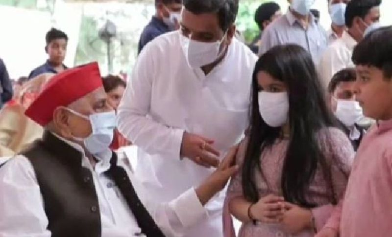 मुलायम सिंह यादव शादी समारोह के दौरान अपने छोटे-छोटे नोती-पोती से भी बात की।
